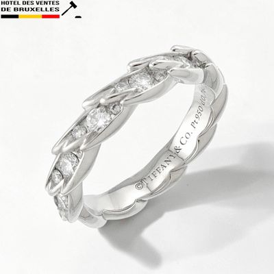 une alliance sertie de diamants sur fond blanc
