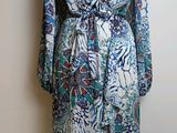 La robe est bleue et blanche, avec un motif.