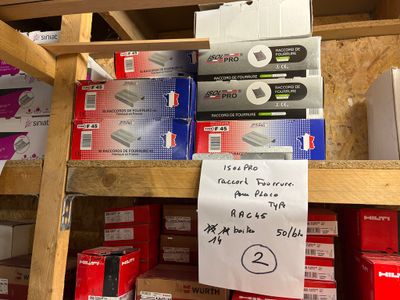 de nombreuses boîtes contenant des appareils électroniques sur les rayons du magasin