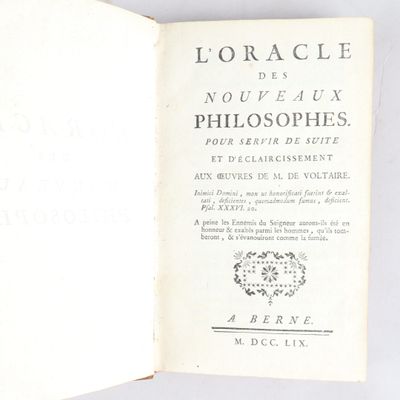 un livre ouvert dont la couverture est ornée d'un cœur