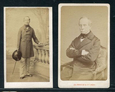 deux vieilles photos en noir et blanc représentant un homme vêtu d'un manteau et d'un chapeau