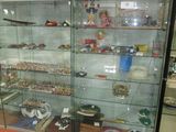 une vitrine en verre contenant de nombreux objets différents