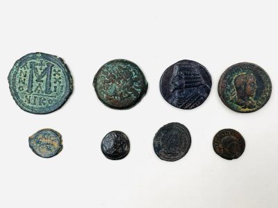 Antiquité - Divers Lot de huit monnaies en bronze comprenant…