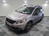 la voiture argentée est garée sur un sol en damier dans le garage