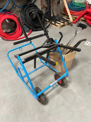 un chariot bleu muni d'une poignée bleue et d'une poignée noire