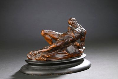une image représentant une sculpture d'un homme allongé sur un socle en marbre