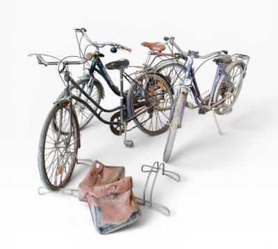 Lot de trois vélos de marque, Gitane, Peugeot et un vélo vin…