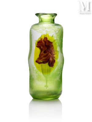 un vase en verre vert contenant une fleur
