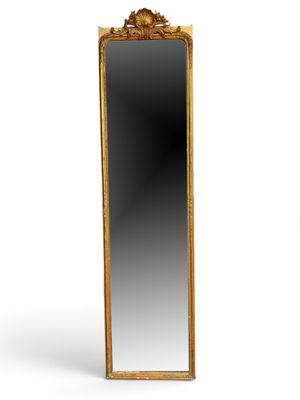 une image d'un miroir avec un cadre doré sur un fond blanc