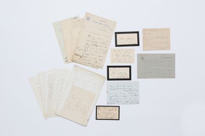 une pile de vieilles lettres et de vieux papiers posée sur une surface blanche