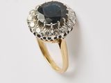 un gros plan d'une bague sertie d'un saphir et de diamants