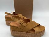une paire de sandales pour femme de couleur beige, à semelles en liège