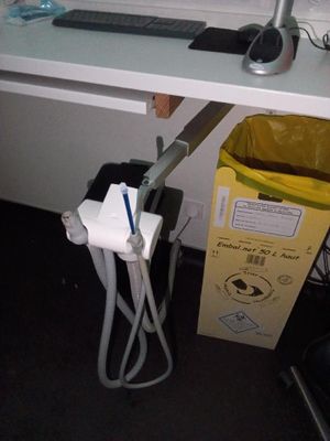 un bureau sur lequel se trouve un ordinateur et une poubelle en dessous