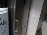 deux réfrigérateurs dans une petite cuisine équipée de toilettes