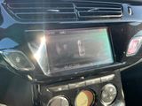 une photo du tableau de bord d'une voiture avec un écran numérique