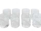 six verres sont alignés sur une surface blanche