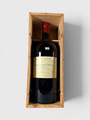 une bouteille de vin dans un coffret en bois sur une table