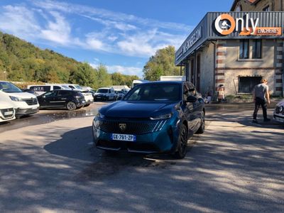 un SUV bleu garé devant un immeuble
