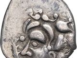 gros plan d'une pièce d'argent avec un visage dessus