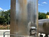 un grand réservoir métallique posé au bord de la route