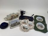 un grand nombre d'objets posés sur une table