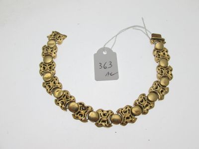 gros plan d'un bracelet portant une étiquette de prix