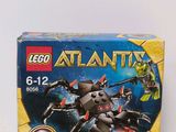 La boîte du set Lego Atlantis est posée sur la table.