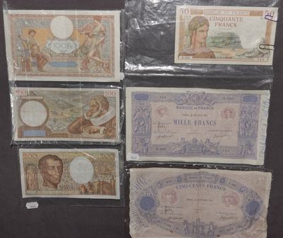 six billets de banque différents sont disposés sur une surface noire