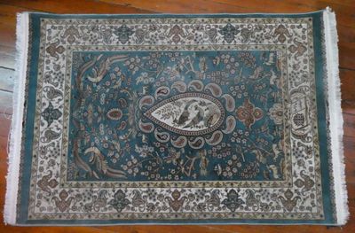 une photo d'un tapis posé sur un parquet, avec un chat dessus