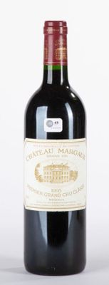 une bouteille de vin posée sur une table