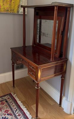 Coiffeuse mécanique dite table à système de style Louis XVI …