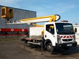 un camion blanc équipé d'une grue à l'arrière, garé devant un immeuble
