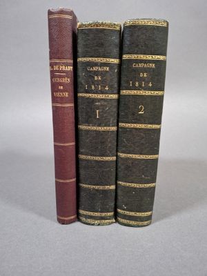 deux vieux livres posés l'un sur l'autre sur une table