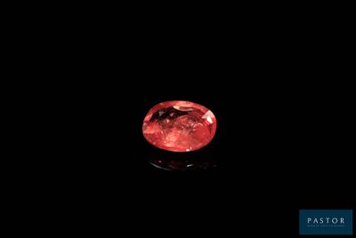 un losange rouge sur fond noir
