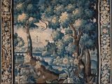 une image d'une tapisserie accrochée au mur d'une pièce