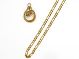 un gros plan d'un collier et d'une bague posés sur une surface blanche