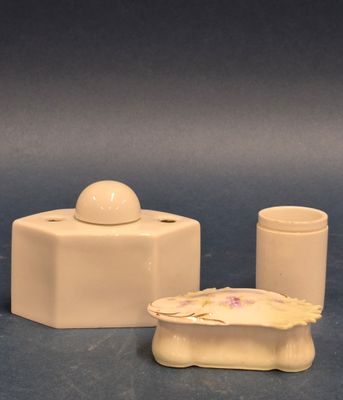 une petite boîte blanche avec un couvercle et un petit récipient orné d'une fleur