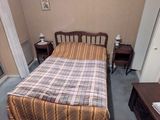 une chambre avec un lit et une commode
