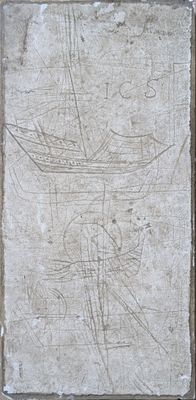 une plaque en pierre sur laquelle est représenté un bateau