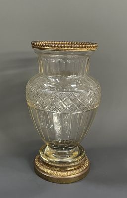 VASE en cristal taillé à décor de croisillons, monture en br…