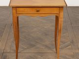 l'image d'une table en bois sur laquelle se trouve un tiroir