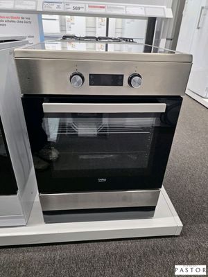 deux fours exposés dans un magasin