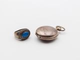 deux boucles d'oreilles en argent et une bague sertie d'une pierre bleue