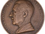 une image représentant une médaille de bronze sur laquelle figure le portrait d'un homme