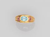 une bague en or sertie d'une topaze bleue et d'une tourmaline rose