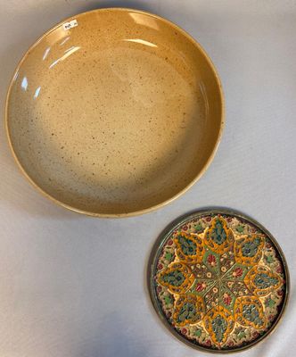 un bol et une assiette posés sur une table