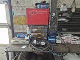 un établi sur lequel sont posés de nombreux outils