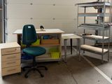 un bureau avec une chaise et des étagères dans un garage