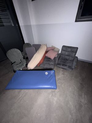 un canapé et un fauteuil dans une pièce où il y a un tapis bleu au sol