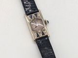 une image d'une montre-bracelet sur une surface blanche